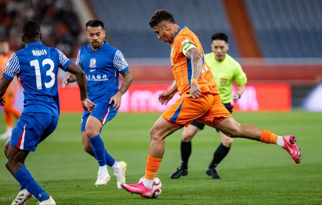 赛后突围战来临；成都蓉城围绕法甲豪取连胜；气氛紧张；身体对抗强度拉满的简单介绍